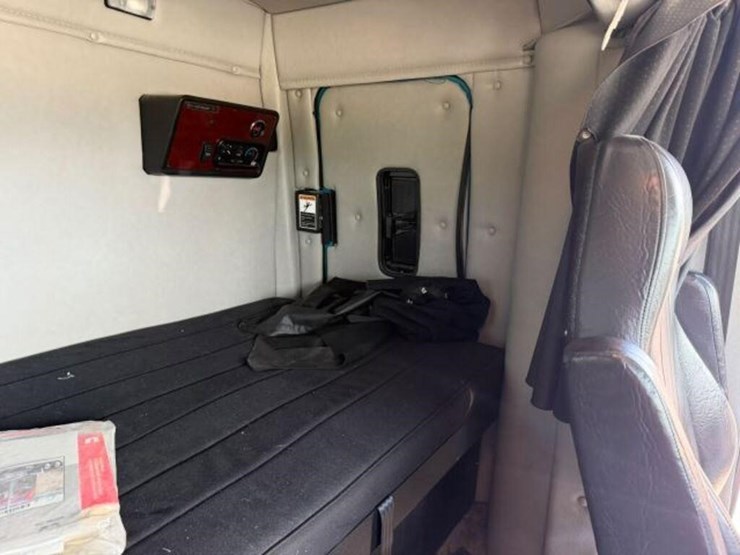 2023-western-star-4900-image-28