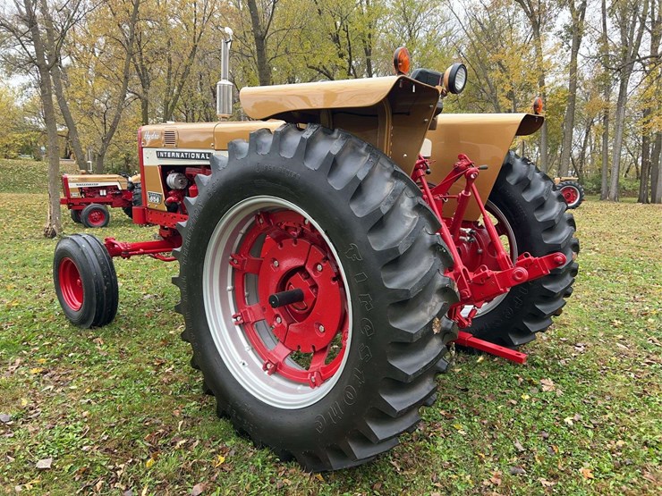 1970-656-farmall-hydro-diesel-row-crop-golden-demonstrator-image-3