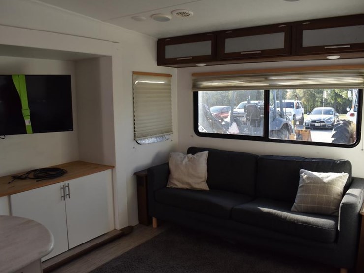 2019-wildcat-29rlx-5th-wheel-trailer-w/-3-slides-(vin-#-5zt3wcub2kg002818)-image-9