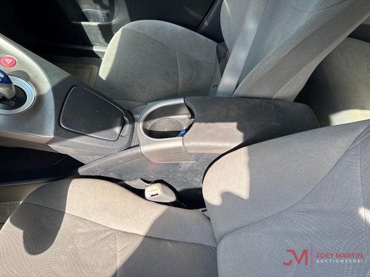 2013-toyota-prius-hybrid-hatchback-image-21