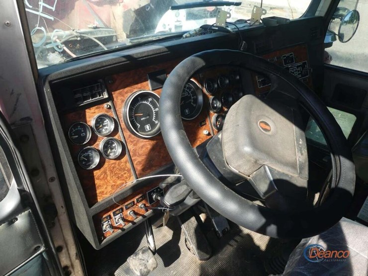 2001-kenworth-w900-image-19