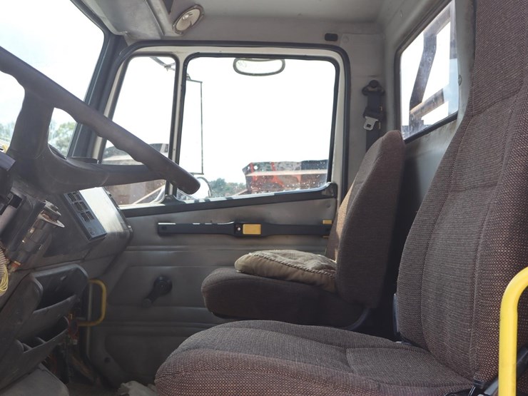 2001-freightliner-fl70-image-20