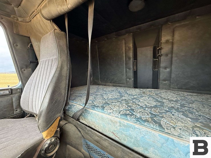 1991-volvo-gm-integral-sleeper-tractor-truck-image-82