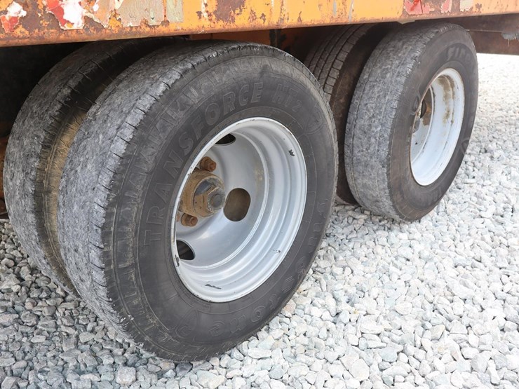 2001-freightliner-fl70-image-13
