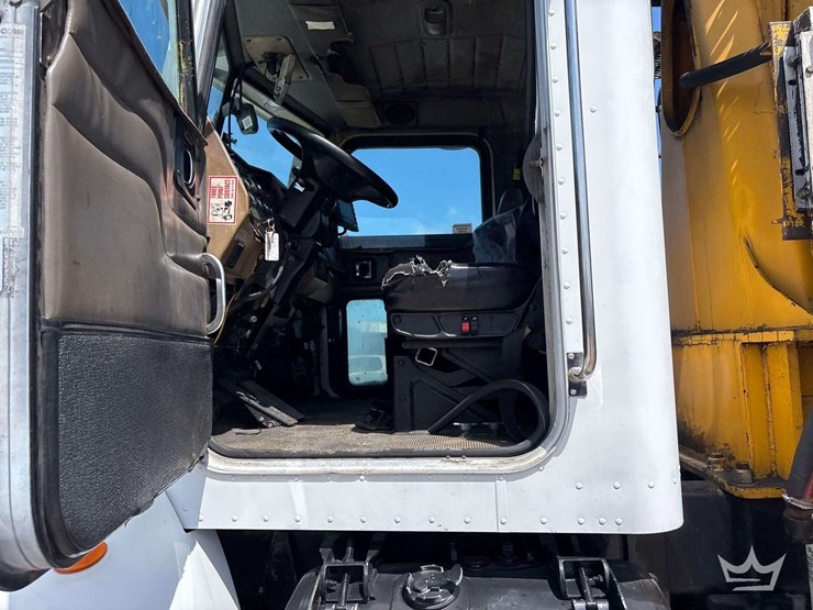 2006-peterbilt-335-image-14
