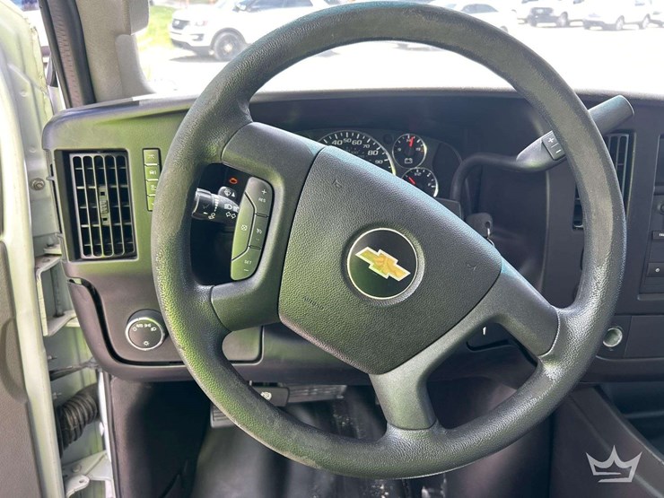 2017-chevrolet-express-3500-image-10