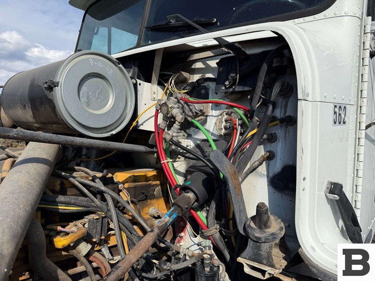 1996-freightliner-fld112-image-41