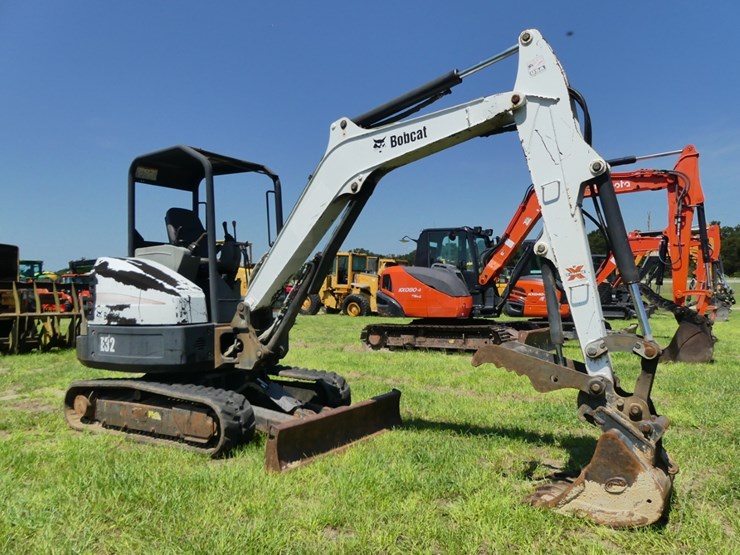 2011-bobcat-e32-image-2