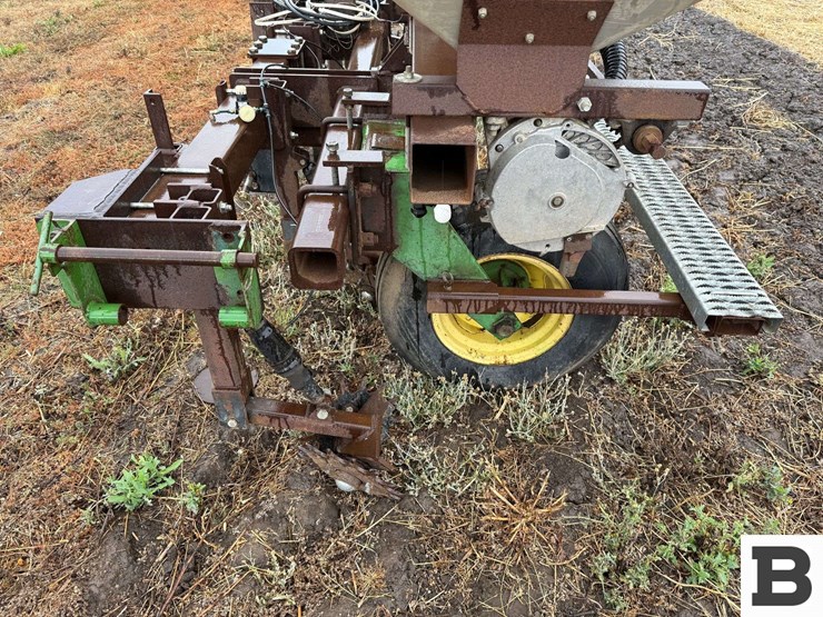 monosem-6-row-vacuum-planter--dnr-image-13