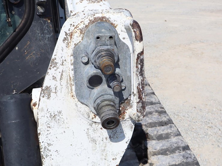 2017-bobcat-t740-image-21