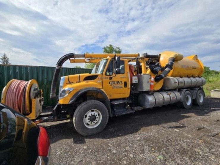 2011-vactor-2100-image-1