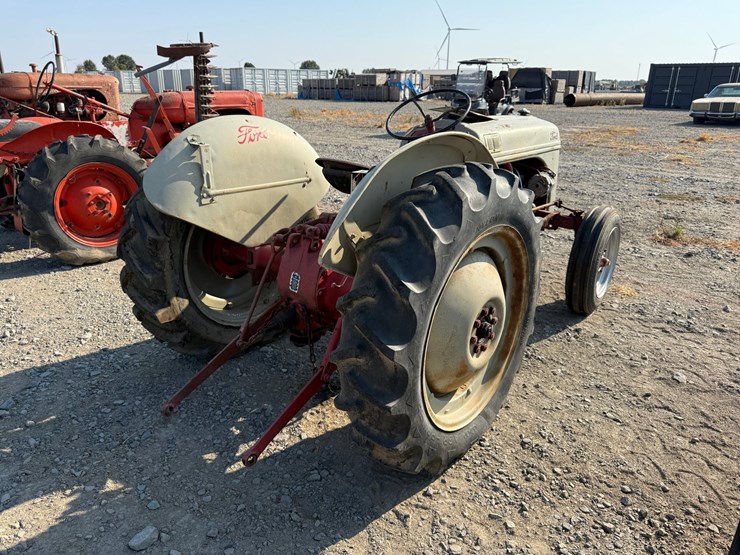 ford-tractor-image-3