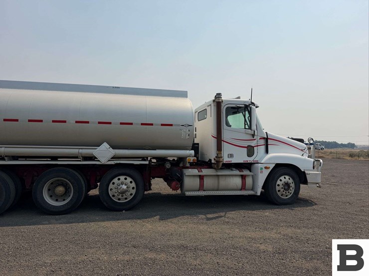 2001-freightliner-cst120-tank-truck-image-7