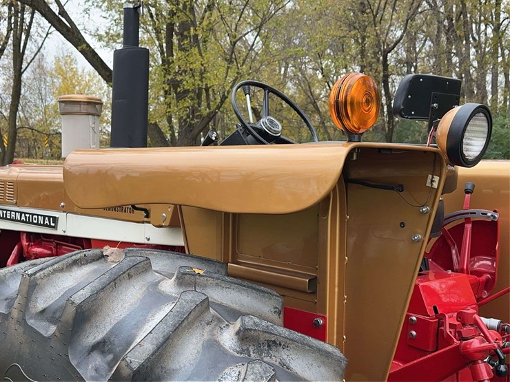 1970-1026-farmall-hydro-row-crop-golden-demonstrator-image-57