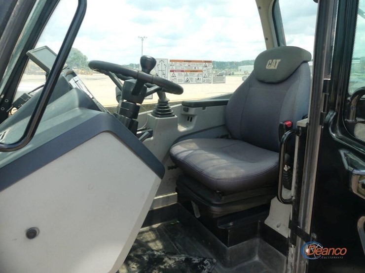 2020-caterpillar-th514d-image-11