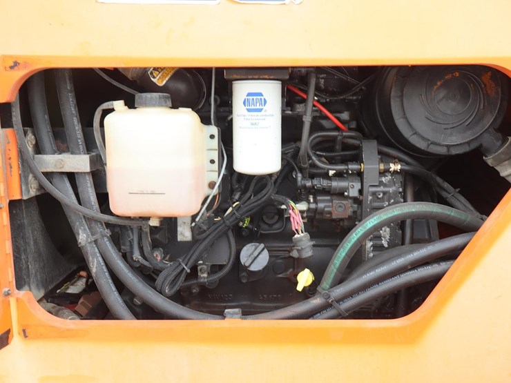2010-jlg-8042-image-15