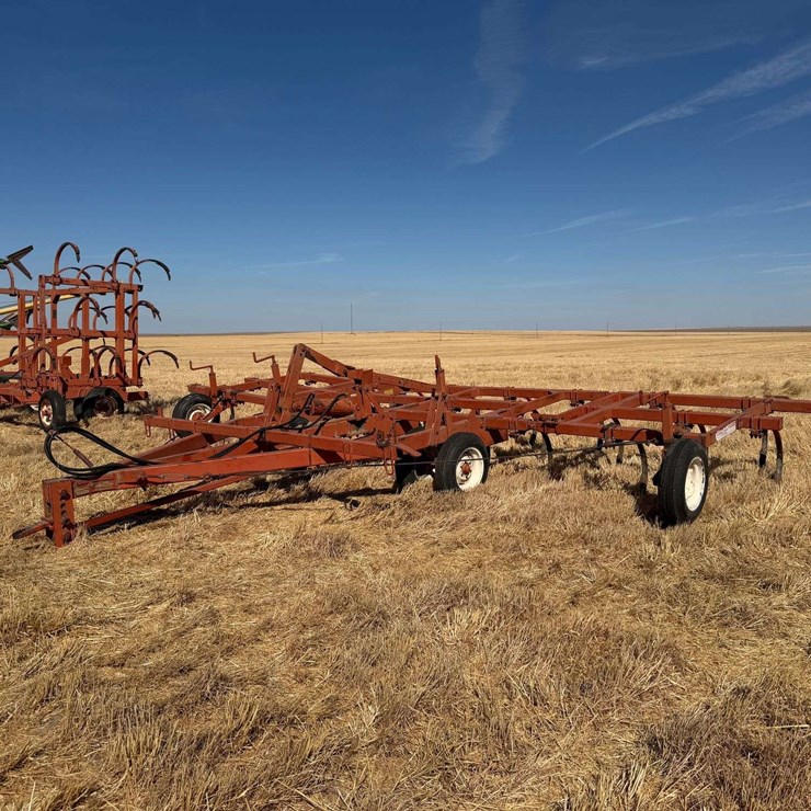 Allis Chalmer 800 Chisel Plow