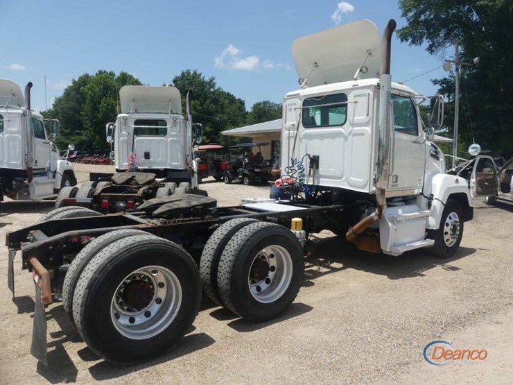 2017-western-star-4700sf-image-2
