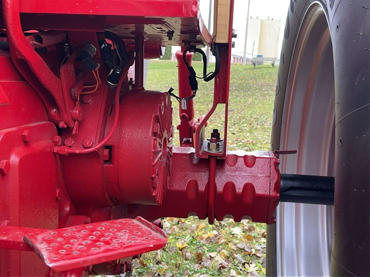 1970-1026-farmall-hydro-row-crop-golden-demonstrator-image-48