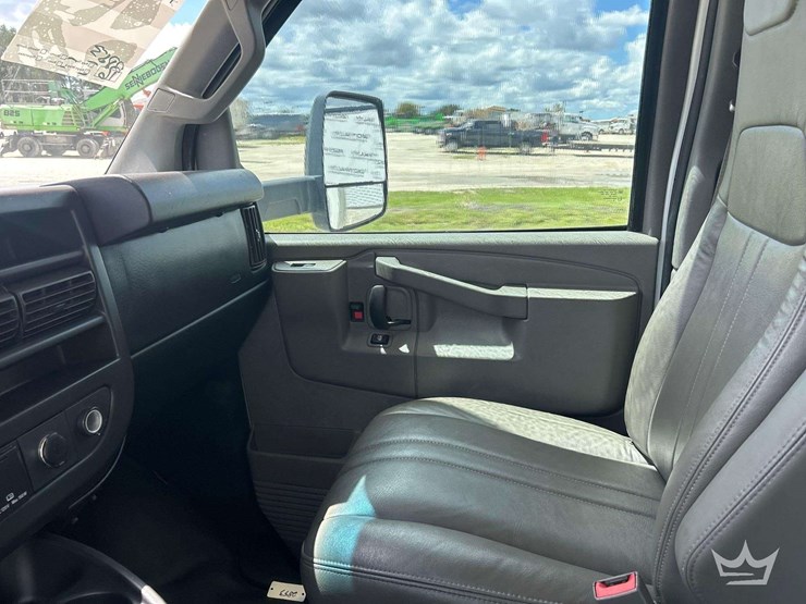 2017-chevrolet-express-3500-image-15