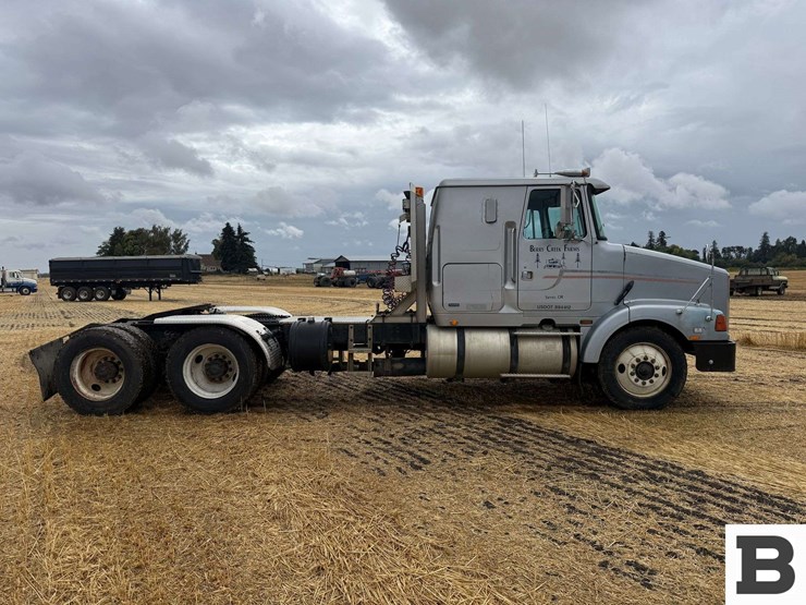 1991-volvo-gm-integral-sleeper-tractor-truck-image-7