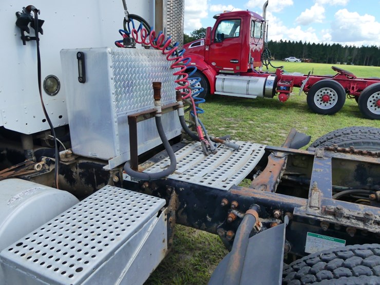 2007-freightliner-day-cab-image-9