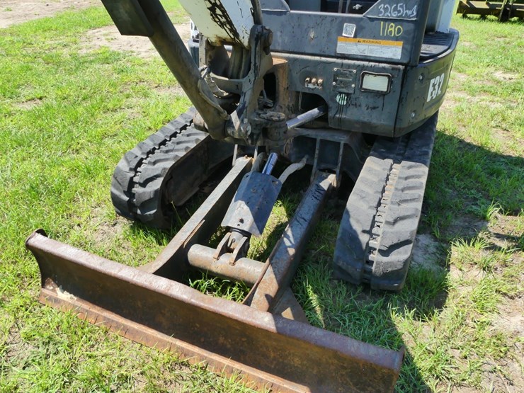 2011-bobcat-e32-image-10