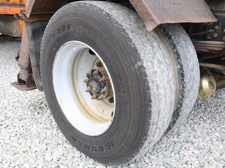 2001-freightliner-fl70-image-12