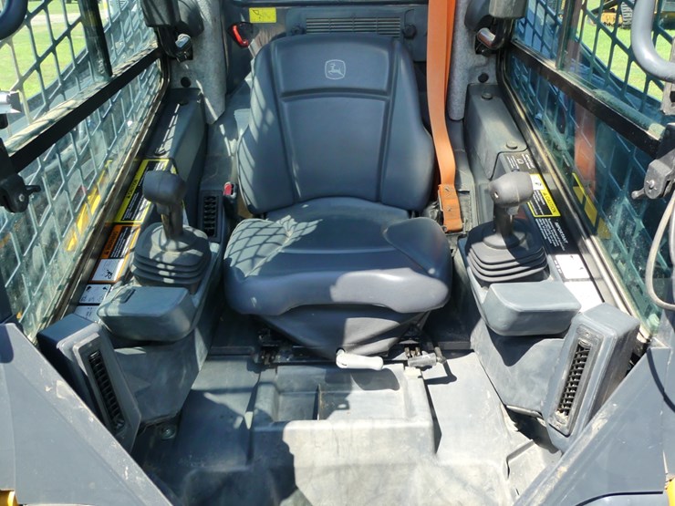 2024-deere-320g-image-13
