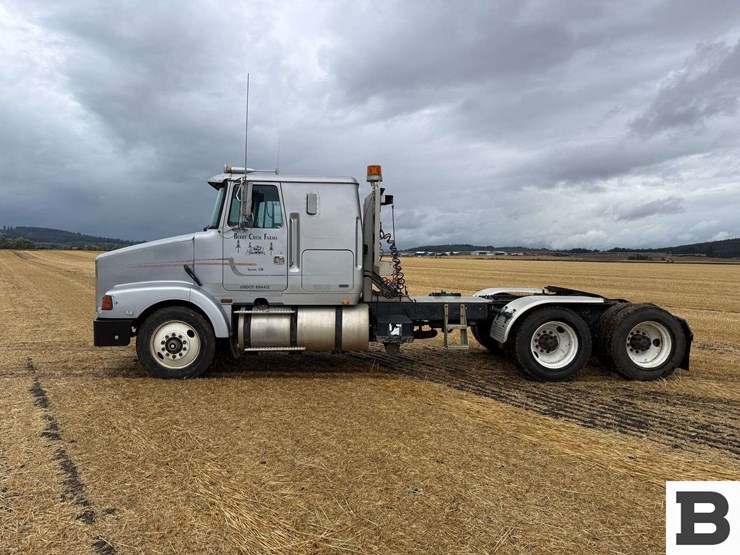 1991-volvo-gm-integral-sleeper-tractor-truck-image-3