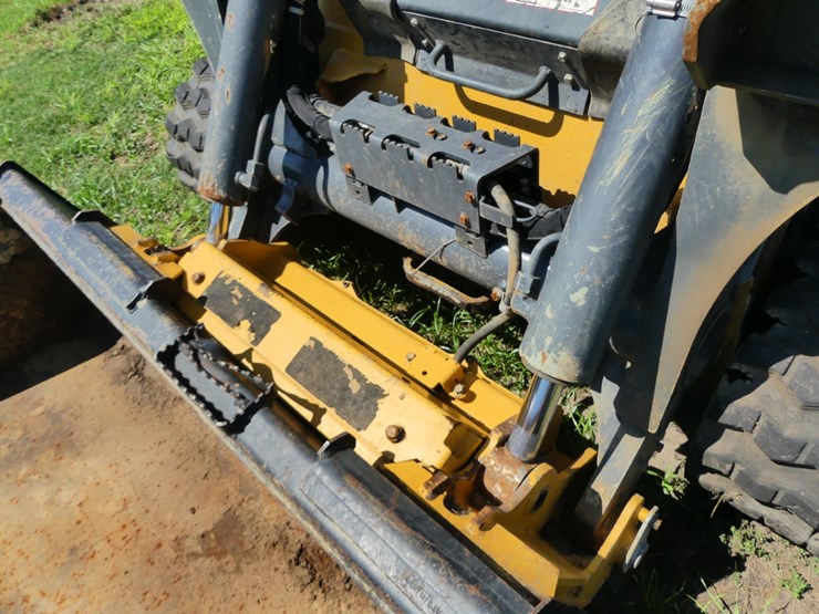 2024-deere-335p-image-11