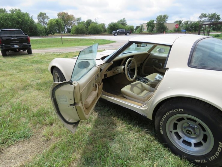 1979-chevrolet-l-82-corvette-t-top-coupe-image-25