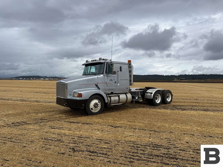 1991-volvo-gm-integral-sleeper-tractor-truck-image-2