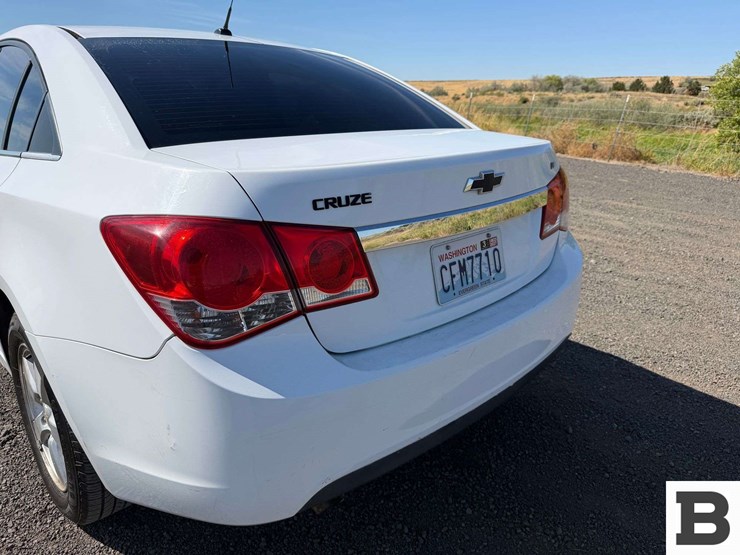 2012-chevrolet-cruze-sedan-image-14