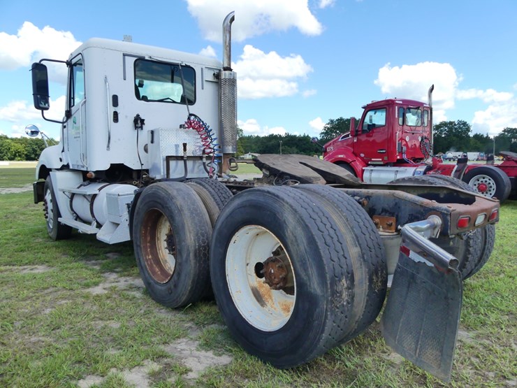 2007-freightliner-day-cab-image-4
