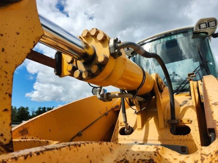 2011-liebherr-l586-image-50
