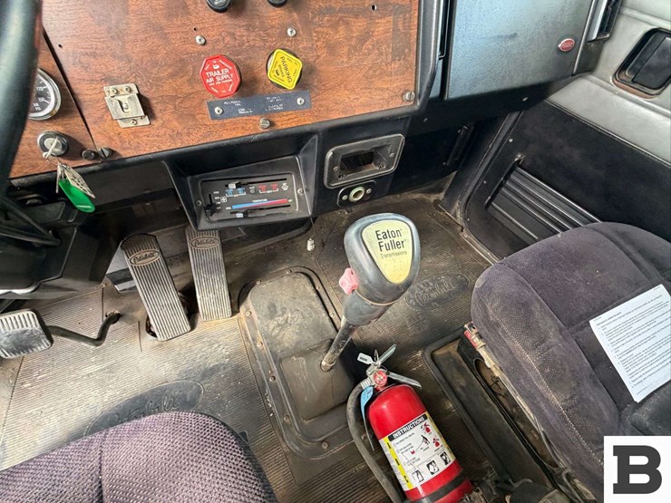 1988-peterbilt-377-image-45