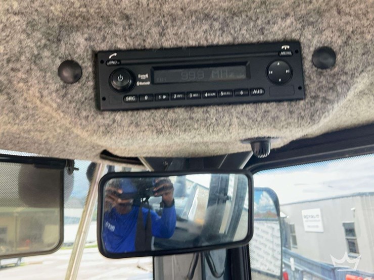 2016-deere-524k-image-15