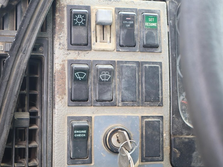 2001-freightliner-fl70-image-25