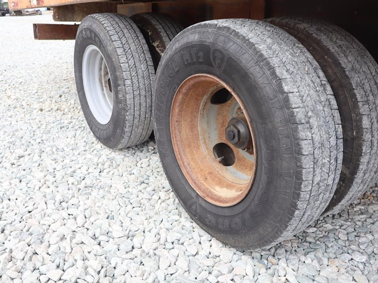 2001-freightliner-fl70-image-14