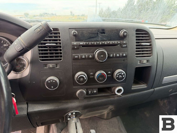 2012-chevrolet-silverado-2500hd-image-25