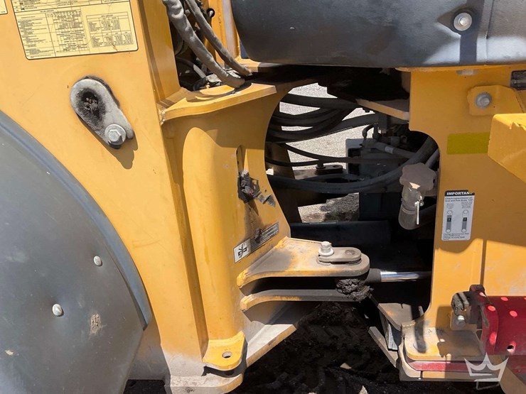 2016-deere-524k-image-18