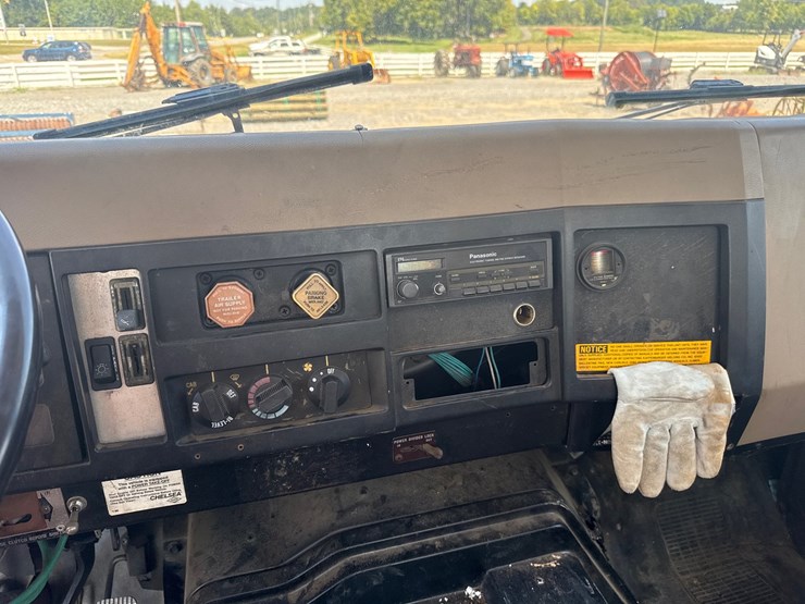 #1013-•-1990-international-f-8100-truck-image-17