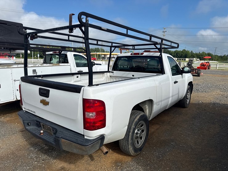 #1004-•-2013-chevrolet-silverado-pickup-truck-image-4