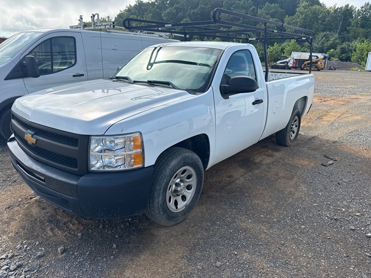 #1004-•-2013-chevrolet-silverado-pickup-truck-image-1
