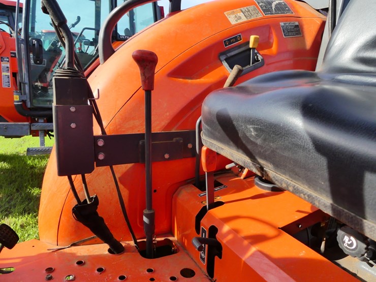 2012-kubota-m7040-image-16