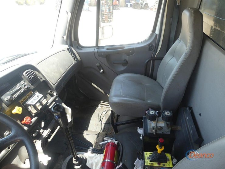 2012-freightliner-m2-106-image-16