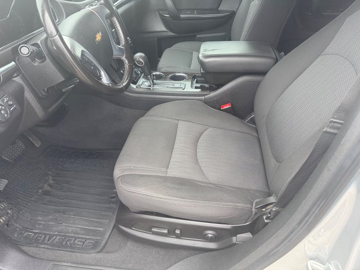 2017-chevrolet-traverse-lt-image-14