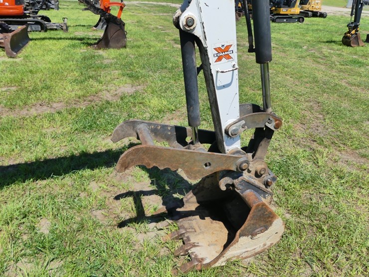 2011-bobcat-e32-image-8