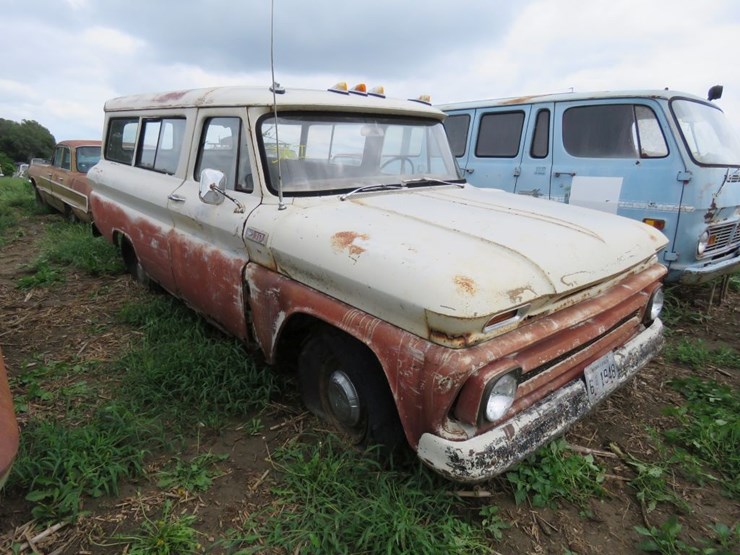 1965-chevrolet-suburban-image-1